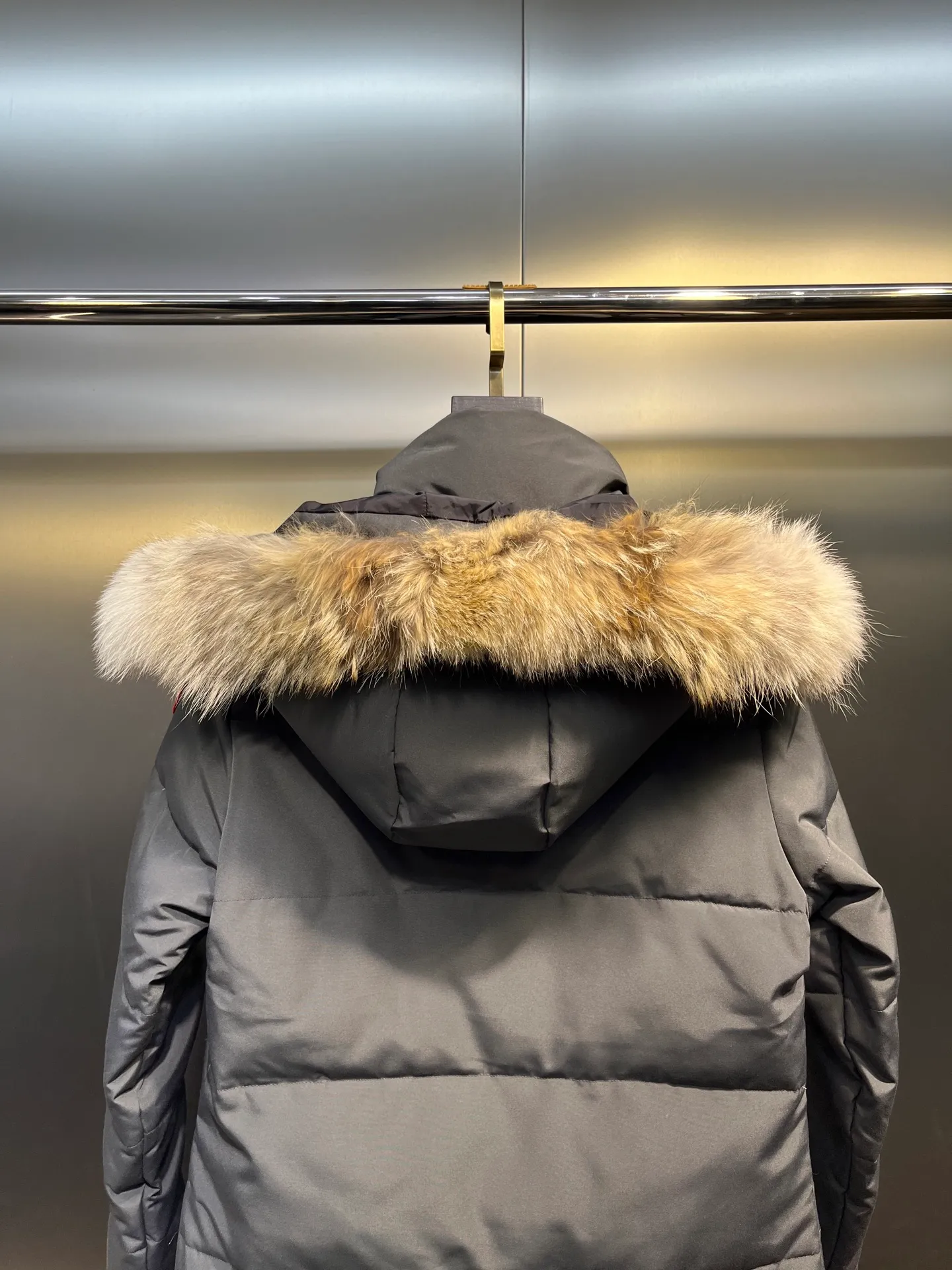 P860 graphite gray) CANADA GOOSE parka 22 styles ➖ Genuine synchronous anti-counterfeiting chip sensor! ➖ Imported 21-count polyester-cotton blended original fabric [last year’s 16-count/18-count hard fabrics have been completely eliminated, this year all use 21-count genuine synchronous fabrics, the soft mid-strap feels delicate and textured], genuine synchronous Feather-Light 10D waterproof coating fabric, made of 84.5 polyester fiber and 15.5 cotton, 100% the best feel in the entire network! ➖ The genuine official website is synchronized with the national standard 80 white duck down, you can check the official website customer service, there will never be a series of misleading claims such as 90 down or goose down! ➖ Using the best nylon lining with double double-layer sealing design, velvet-proof No. 7 needle + grid-filled down ready-made garments, there is 100% no so-called velvet running! ➖ The cuffs are designed with thickened seamless threads, and the collar and pockets are lined with top-quality polar fleece to keep you warm and comfortable! ➖ Yoshida YKK provides original custom-made electroplated sliders. YKK two-way lockable zippers are tight and smooth and will not peel off paint! ➖ 3M composite guarantees that the Velcro is the same as the original, durable, and all accessories and hardware are custom-made! ➖ Imported BEHRINGER embroidery machine to customize the 10,000-needle embroidery logo, 98% of which can be reproduced to restore the original logo. You can check and compare on the official website! ➖ The fur collars are all made of large pieces of Western Canadian blue wolf hide, ensuring that each fur collar is 13-15cm wide! size：xs-xl